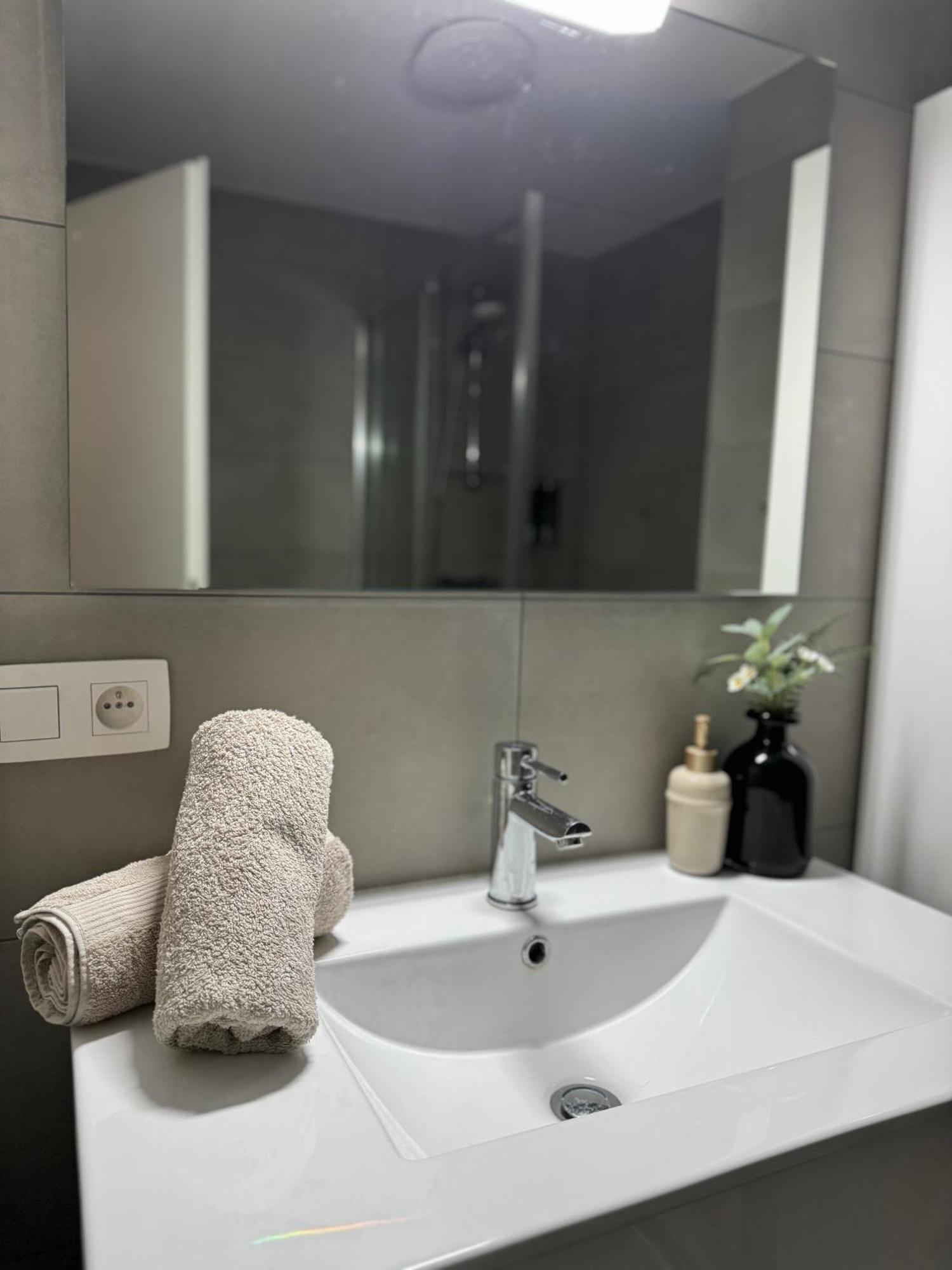Apartamento Liege Luxe & Jacuzzi Sous Les Etoiles Saint-Nicolas  Exterior foto